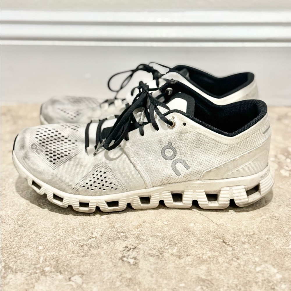 On Cloud running sneakers